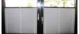 Szara plisa Akces na czarnej ramie okiennej